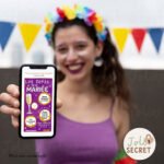 Future mariée lors de son EVJF, jeu à gratter avec son doigt pour voir les défis de sa team lors d'une soirée EVJF