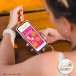 Future mariée grattant ses défis lors de sons EVJF. Animation personnalisée pour un enterrement de vie de jeune fille