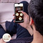 Un homme consulte la carte à gratter numérique sur son téléphone. Idée cadeau idéale pour initier des jeux coquins pour couple.