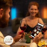 Couple partageant un moment romantique en utilisant le Jeu annonces défis pour couple sur téléphone.