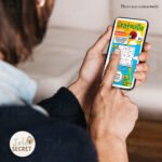 Geste de la main grattant la carte annonce personnalisable numérique sur téléphone.