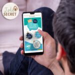 Homme grattage carte smartphone demande Parrain (Carte à gratter personnalisable)