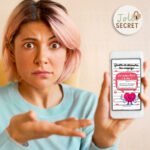 Réaction d'une femme choquée et surprise découvrant la carte à gratter digitale d'annonce surprise.