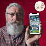 Homme (futur Papy) avec sa carte à gratter annonce Papy sur le thème Foot