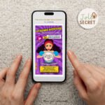 Main grattant la carte à gratter digitale pour une annonce Surprise Voyage Disney