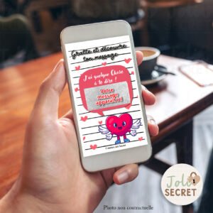 Gros plan sur la zone de grattage : révélation du message secret sur la carte digitale d'annonce surprise.