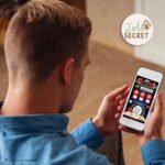 Couple partageant l'annonce surprise sur leur Ticket à gratter virtuel. Solution économique et écologique.