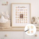 Affiche mes premières fois bébé personnalisable tenue par une maman dans une chambre d’enfant bohème aux tons doux et naturels.