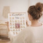 Affiche mes premières fois bébé encadrée sur une commode dans une chambre d’enfant, décoration bohème et douce, personnalisable sur Canva.