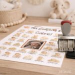 Affiche mes premières fois bébé personnalisable sur Canva, avec illustrations douces et espace pour noter les dates à la main ou au tampon encreur.