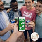 Team de la marié lors d'un EVG. animation défi du marié à gratter sur un téléphone portable, à partager sur WhatsApp, texto ...